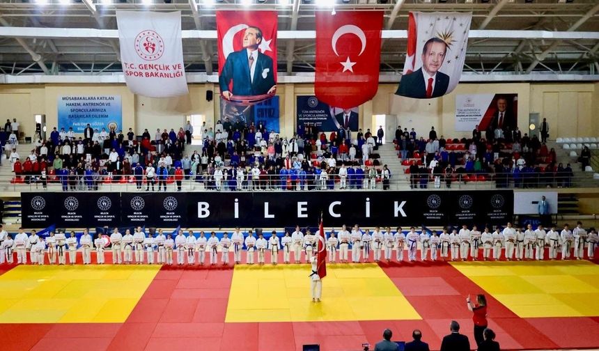 63 ilden 355 sporcu judo şampiyonası için Bilecik'te mücadele ediyor