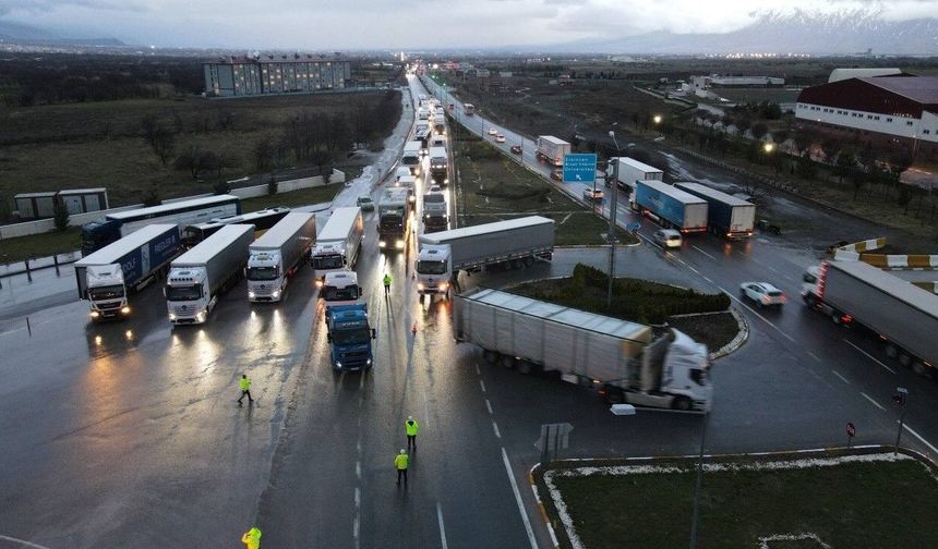Ağır tonajlı araçlara geçit yok: Yol kar nedeniyle kapandı