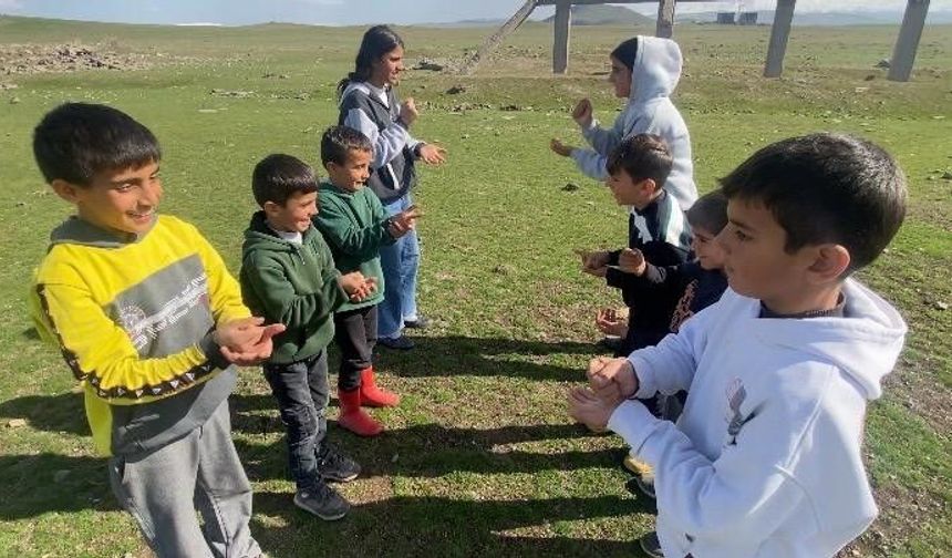 Ağrı'da köy çocukları geleneksel oyunlarla büyüyor