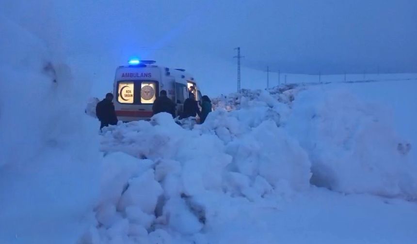 Ağrı'da nisan karı yolu kapattı: Hasta kurtarmaya giden ambulansa ekipler yetişti