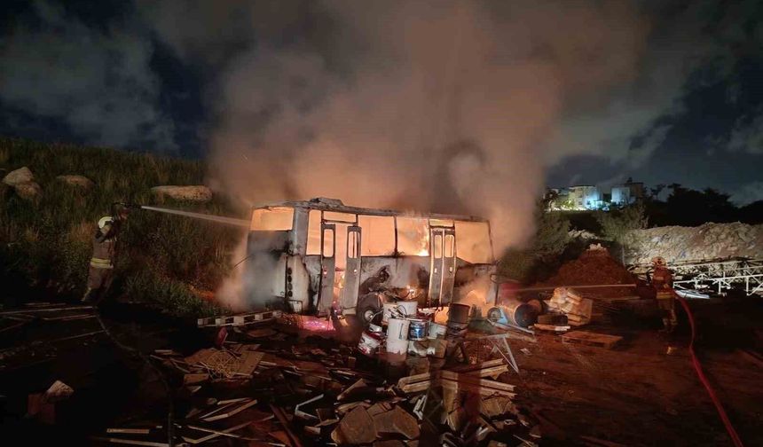 Alevlere teslim olan konteyner ve minibüs kullanılmaz hale geldi