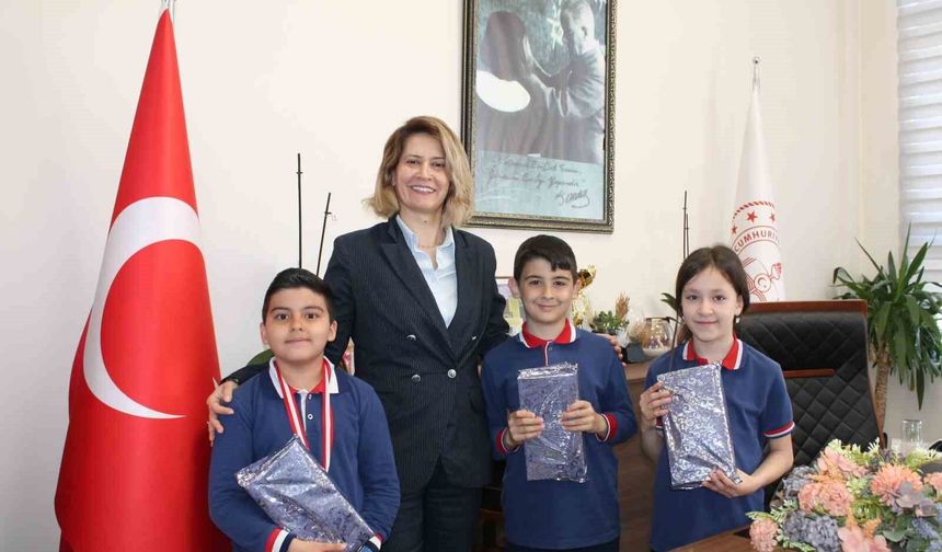 Altıntaş'ta dereceye giren öğrenciler ödüllendirildi