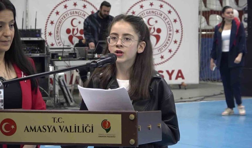 Amasya'da 23 Nisan törenini çocuk sunucu sundu, usta sunucuları aratmadı