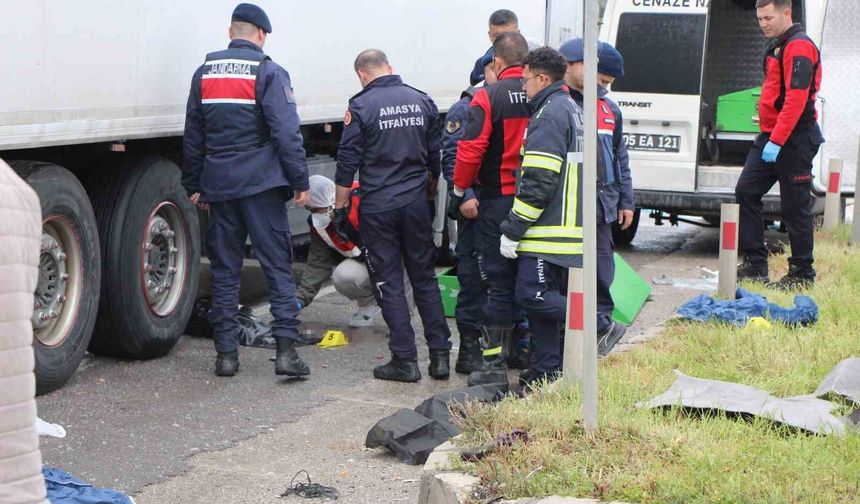 Amasya'da cenaze dönüşü feci kaza kamerada: Otomobilden fırlayan bebek hayatını kaybetti