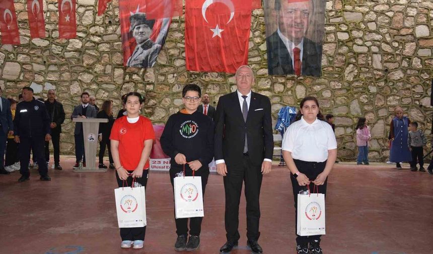 Babadağlı çocukların 23 Nisan coşkusu göz doldurdu