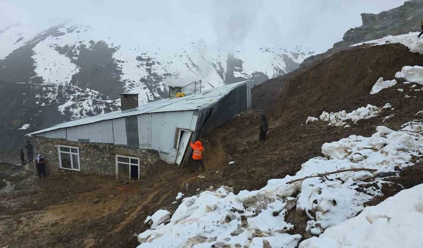 Bahçesaray'da heyelan bir eve zarar verdi