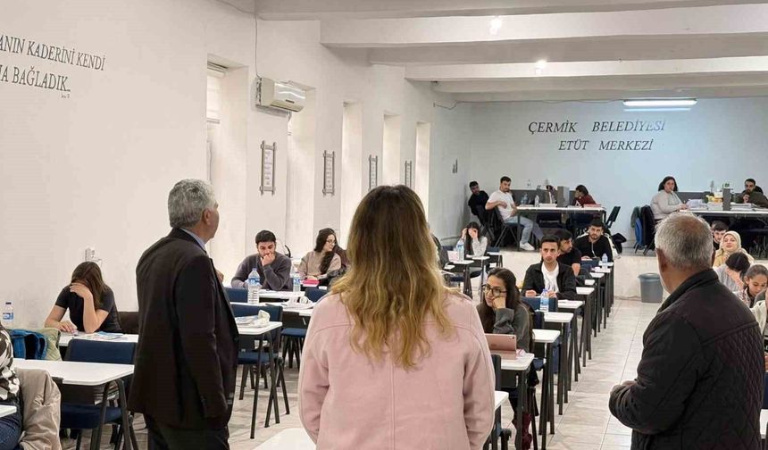 Başkan Karamehmetoğlu gençlerle bir araya geldi