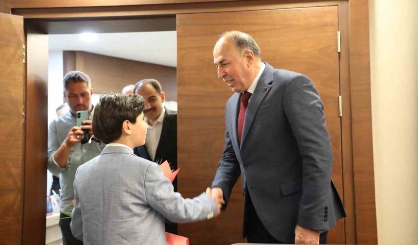 Başkan Şerif Arslan koltuğunu Harun Alp'e devretti