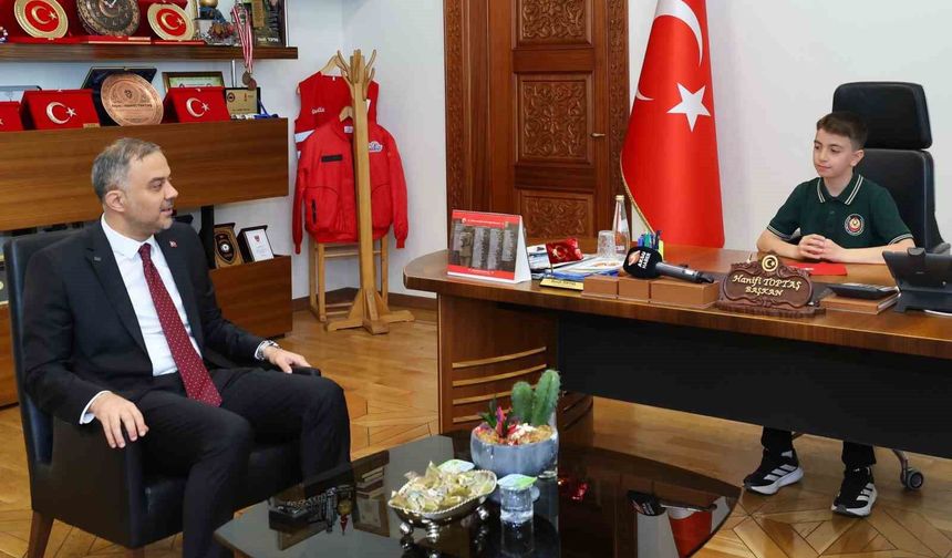 Başkan Toptaş, 23 Nisan'da koltuğunu minik Halil'e devretti