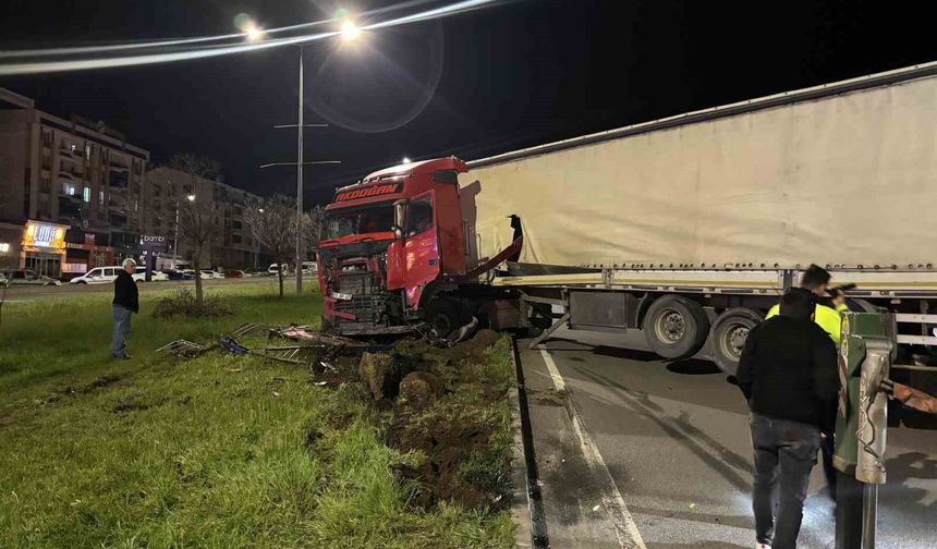 Bingöl'de tır refüje girdi: Facianın eşiğinden dönüldü