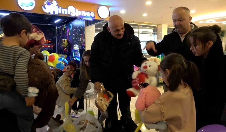 Bolu'da 23 Nisan'da çocukların oyuncak sevinci