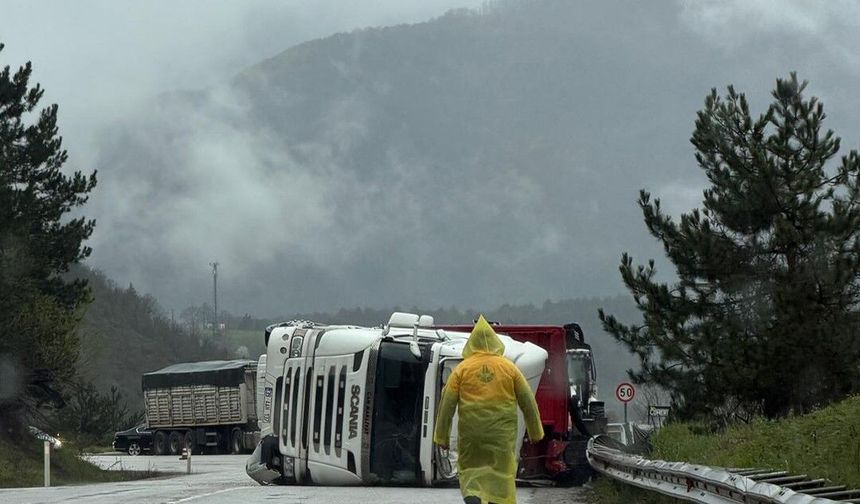 Bolu'da kömür yüklü tır, kayganlaşan yolda devrildi