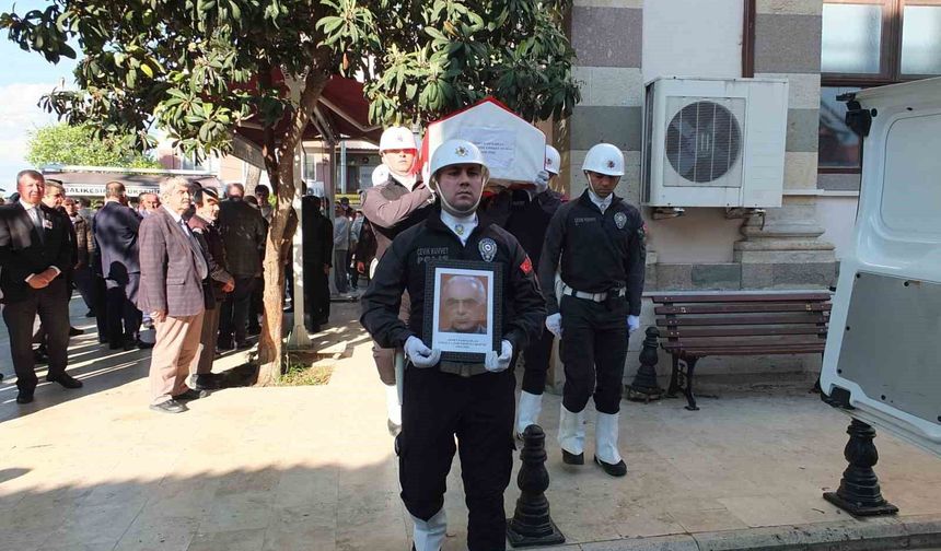 Burhaniye'de emekli müdür törenle toprağa verildi