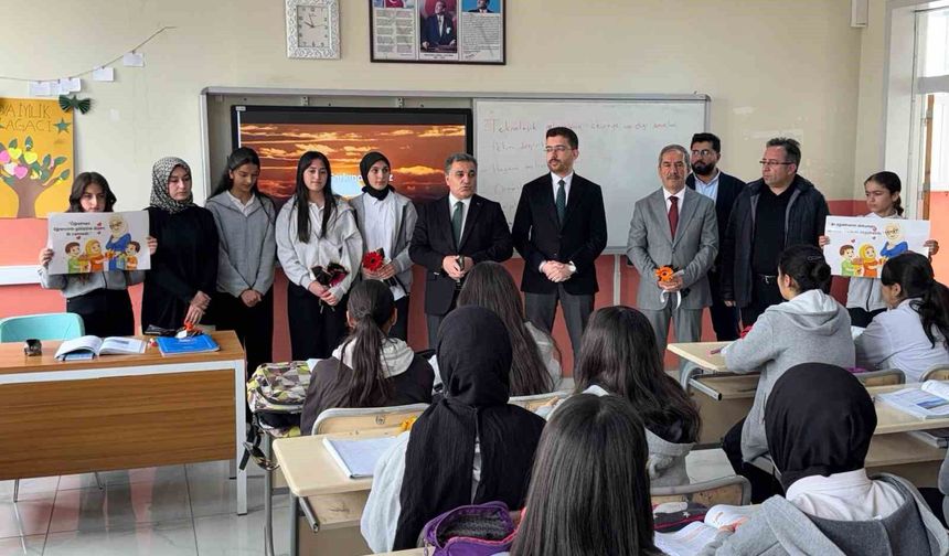 Çaldıran Müftülüğünden öğretmenlere 'Geçmiş Olsun' çiçeği