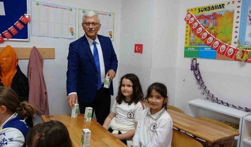 Çanakkale'de öğrencilere ücretsiz süt ikramı