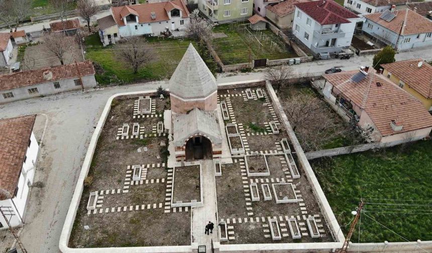 Çandır'daki 5 asırlık türbe tarihe ışık tutuyor