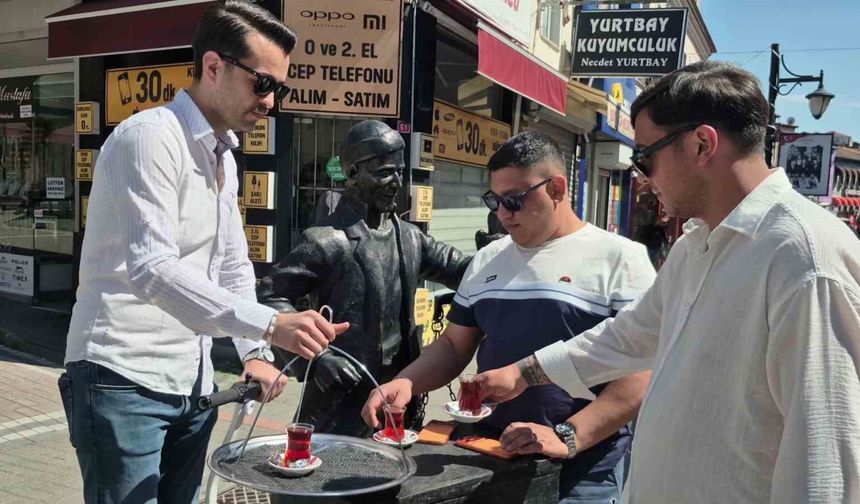 Çay dağıtımına yetişemeyince 'cincır' ile servise başladı