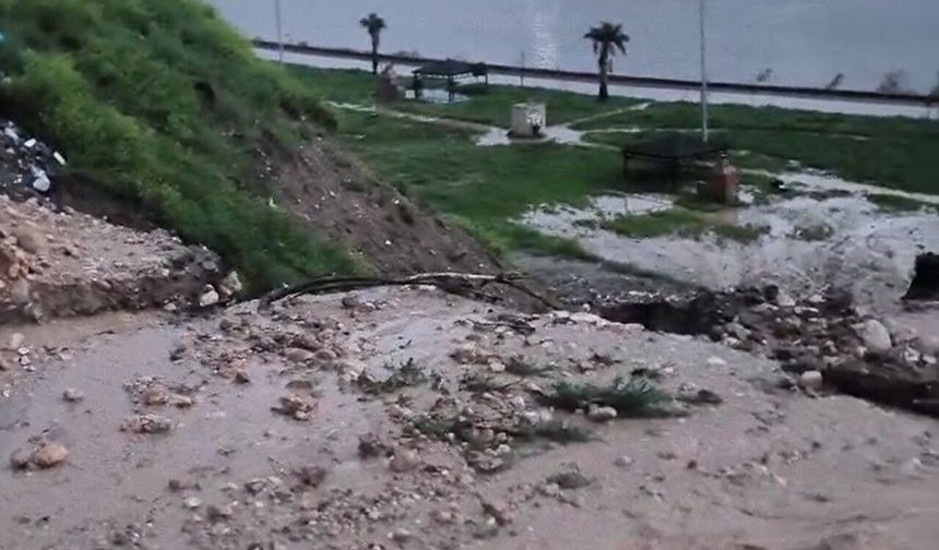 Cizre'de heyelan yolu kapattı, çok sayıda araç ve vatandaş mahsur kaldı