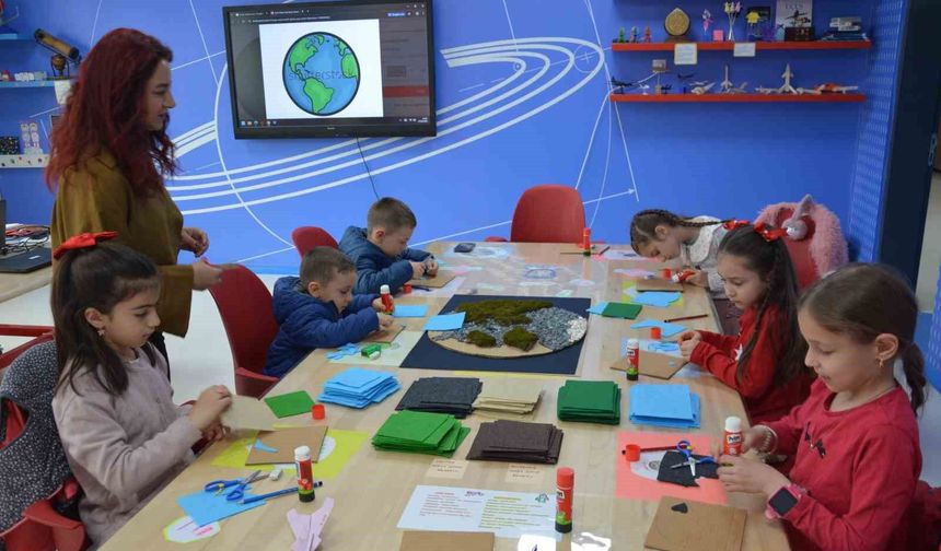 Demirci'de çocuklar bayramı bilimle kutladı