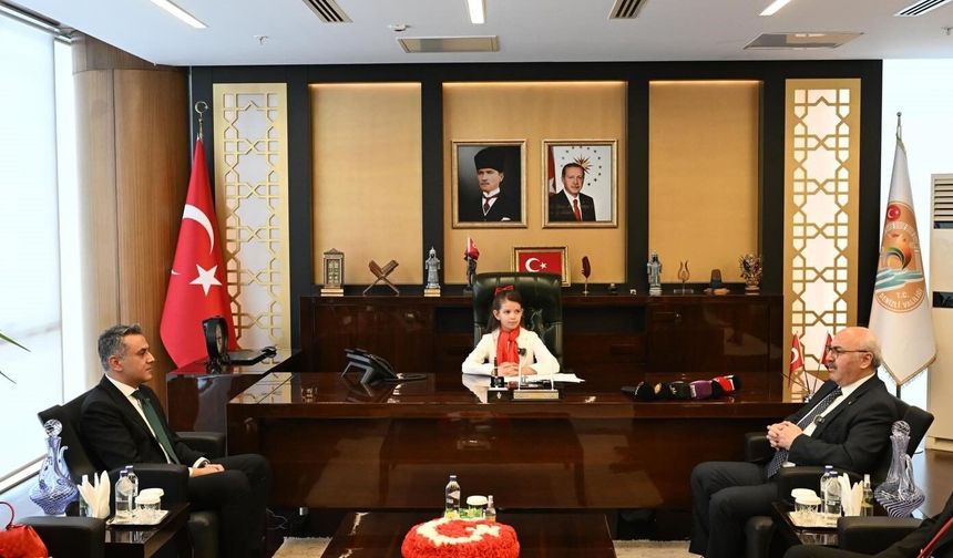 Denizli Valisi Köşger, makam koltuğunu minik İpek'e devretti