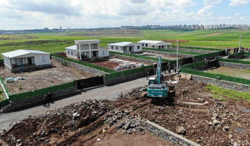 Diyarbakır'da kaymakamlık kaçak yapıları tek tek yıktı