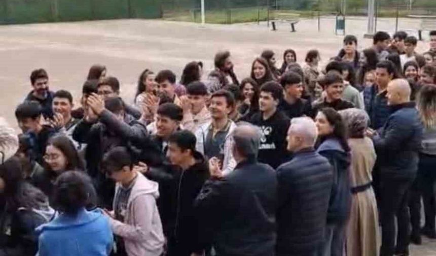 Diyarbakır'da öğrenciler, öğretmenlerini çiçeklerle karşılayıp sarıldı