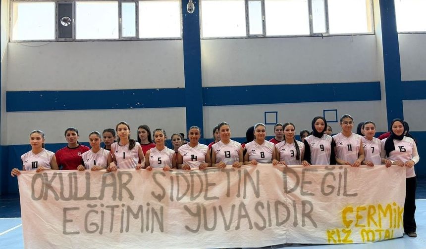 Diyarbakır'da öğrencilerin açtığı pankart duygulandırdı