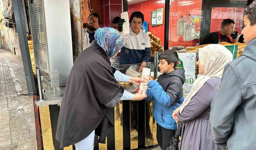 Diyarbakırlı esnaftan Kutlu Doğum Haftası'nda 2 bin kişiye döner ikramı