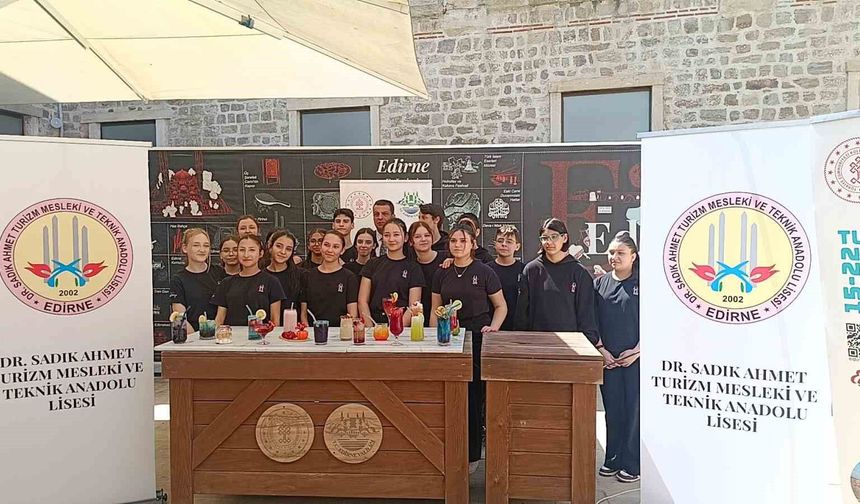 Edirne'de geleceğin aşçıları, içecek yarışmasında hünerlerini sergiledi