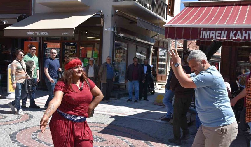 Edirne'de turistler romanların kakava davetine ortak oldu