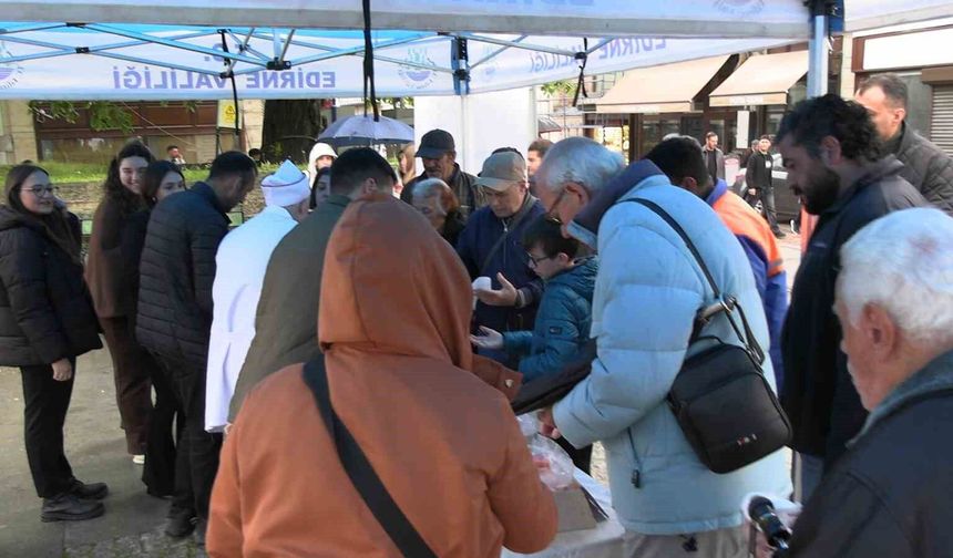 Edirne'de vatandaşlara 22 kilo Kakava kurabiyesi ikram edildi