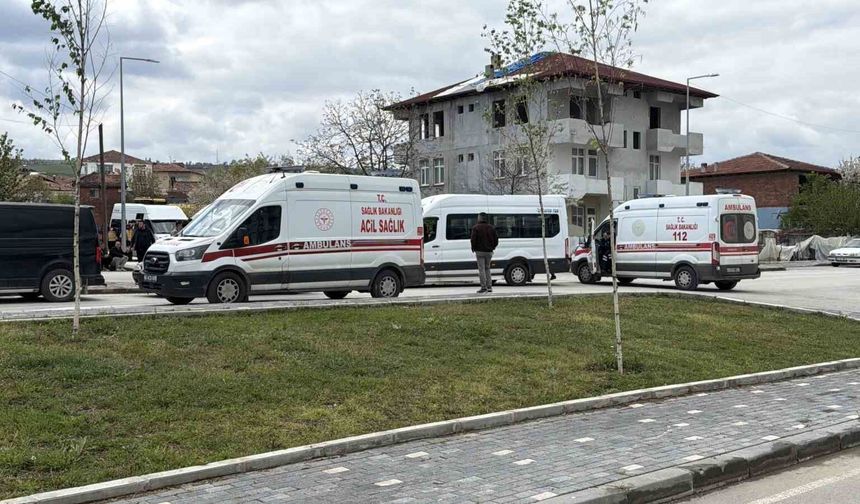 Erbaa'da öğrenci servisi ile otomobil çarpıştı: 10 öğrenci yaralandı