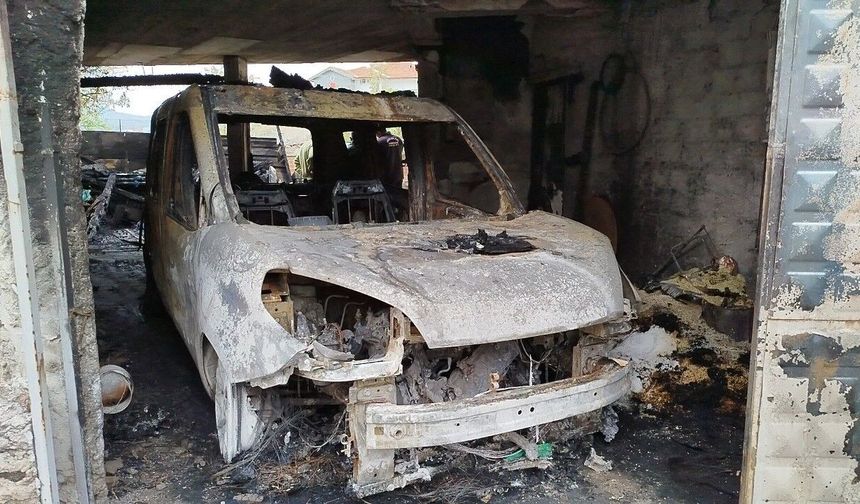 Garajda alevlere teslim olan 2 araç ve motosiklet kullanılmaz hale geldi