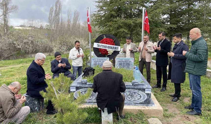 Görevi esnasında öldürülen veteriner hekim, kabri başında meslektaşları tarafından anıldı