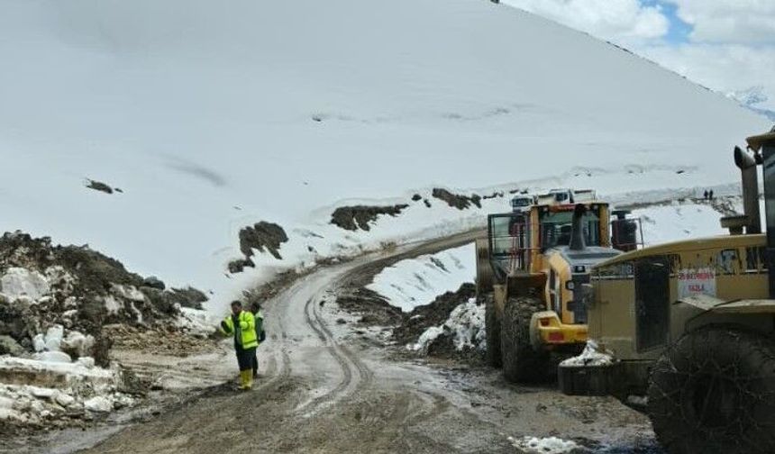 Hakkari İl Özel İdaresi ekipleri geceyi yolda geçirdi