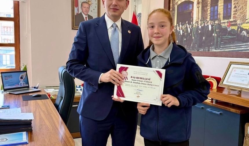 Hisarcık Kaymakamı Erkan Atam'dan başarılı öğrenciye ödül