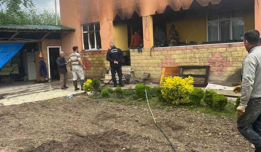 İki katlı evin mutfağında çıkan yangın paniğe neden oldu