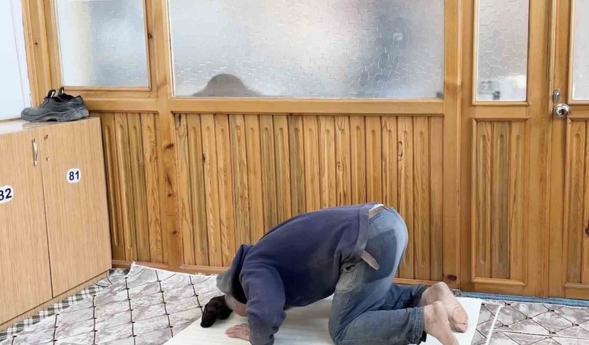 İnşaat işçisinden örnek davranış: Camiyi kirletmemek için nalburdan aldığı malzemenin üzerinde namazını kıldı