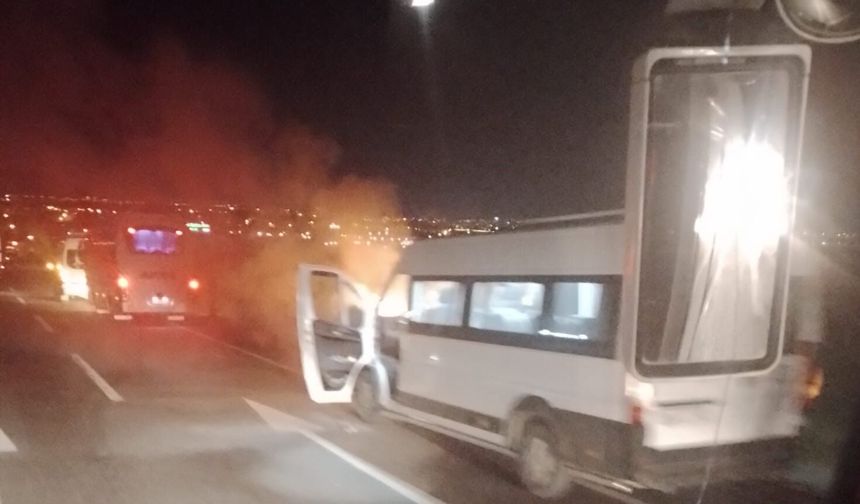 İşçi servis minibüsü alev aldı