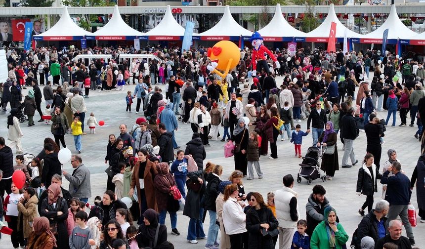 İzmit'te 23 Nisan'a uluslararası ilgi: Çocuklar bayram coşkusunu birlikte yaşıyor