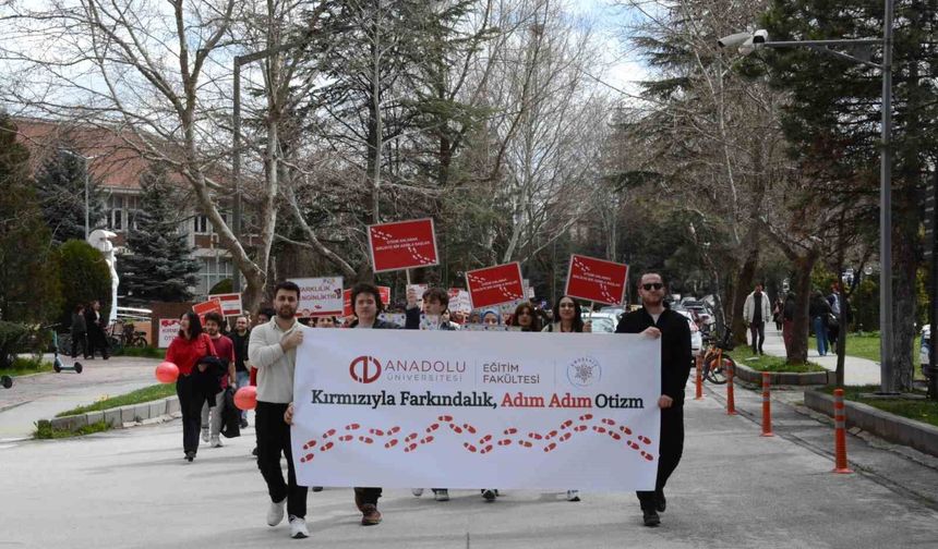 Kampüste 'Otizm İçin Kırmızı Kampüs Yürüyüşü'