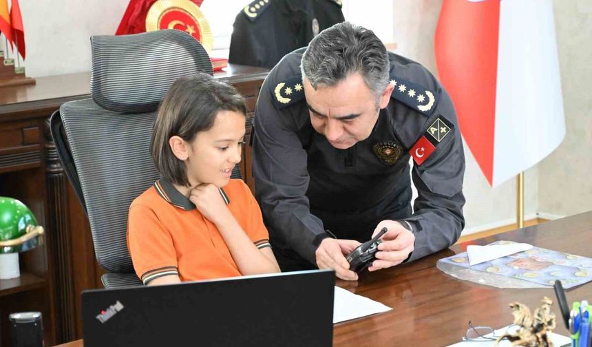 Kars'ta 23 Nisan coşkusu: İlkokul öğrencisi emniyet müdürü koltuğuna oturdu
