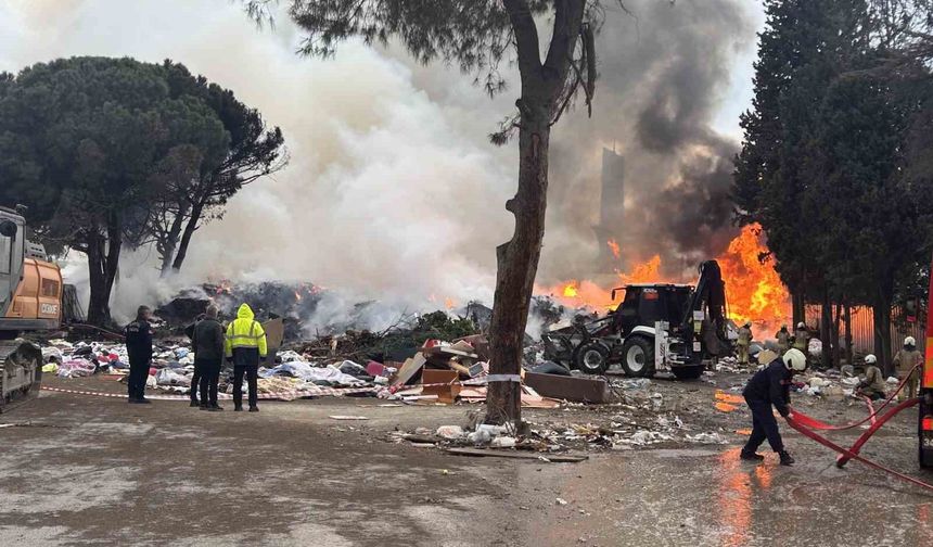 Kartal'da çöplük alanda korkutan yangın: Gökyüzü dumanlarla kaplandı