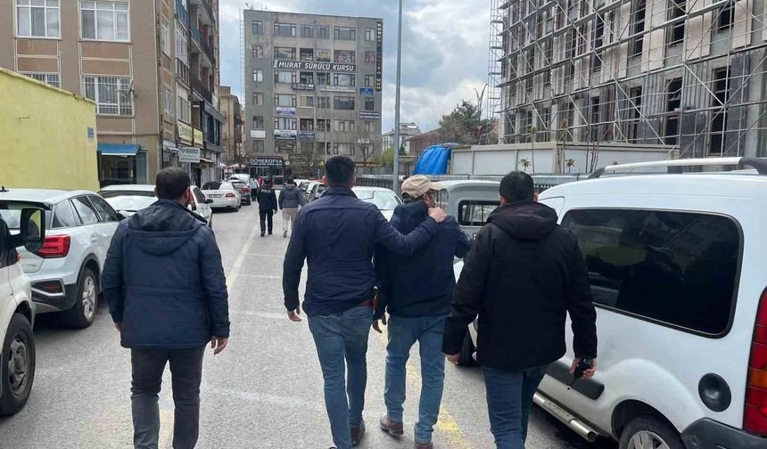 Kırşehir'de 3 işçi maaşlarını alamadıkları iddiasıyla inşaata çıktı