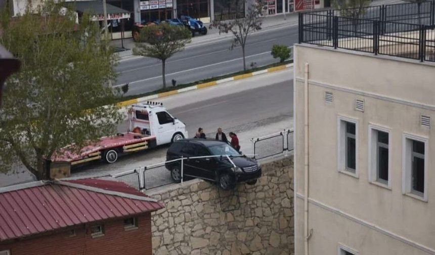 Kontrolden çıkan araç istinat duvarında asılı kaldı