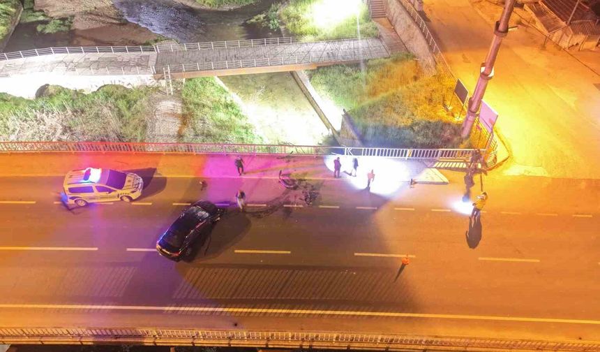 Köprü korkuluklarına çarpan otomobil hurdaya döndü: 3 yaralı