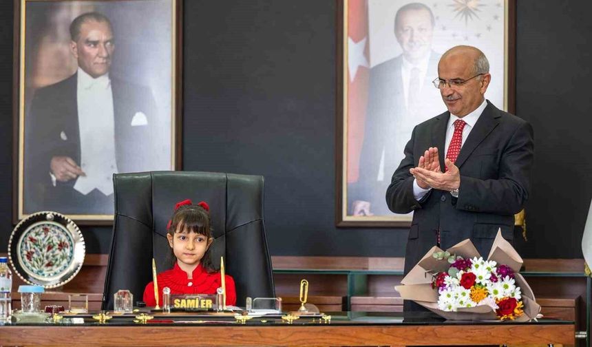 Malatya Büyükşehir Belediye Başkanı Sami Er, koltuğunu Ece Sayar'a devretti