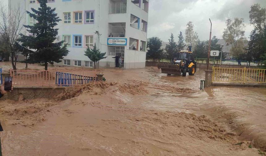 Mardin'de sağanak nedeniyle okulda mahsur kalan 75 öğrenci tahliye edildi