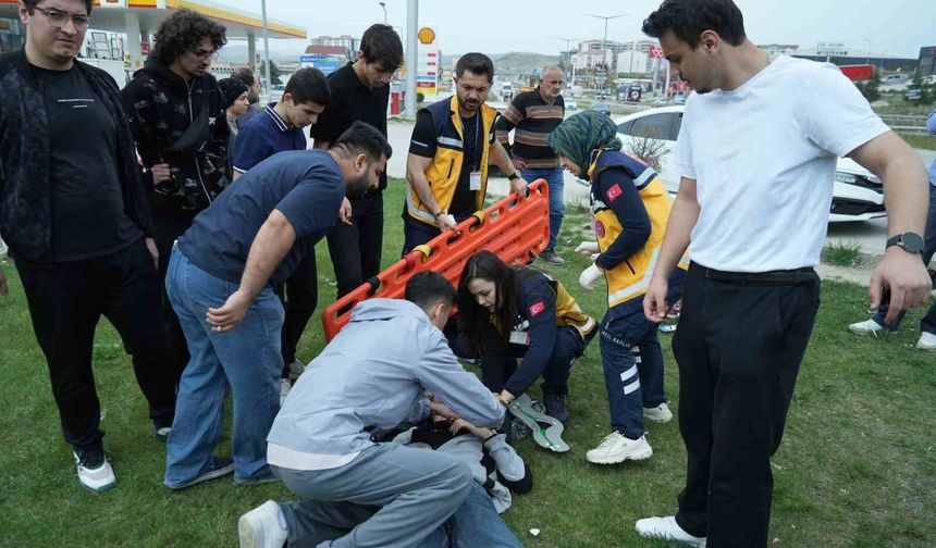 Motosiklete çarpan hafif ticari araç takla attı: Yaralı sürücünün yardımına vatandaşlar koştu