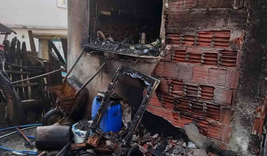Mutfakta çıkan yangın evi küle çeviriyordu